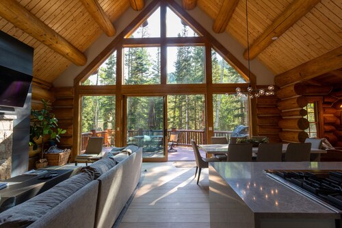 Updated 6BR ski-in/ski-out mountain modern chalet with new hot tub 