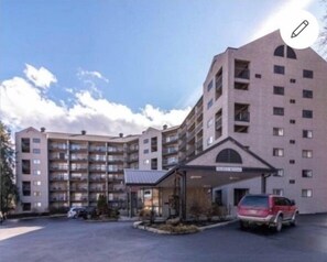 Exterior - 💎CondoCabin -110 ~ Walk to Ripleys & Wine 🍷 (Gatlinburg)