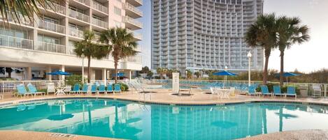 Inomhuspool och utomhuspool