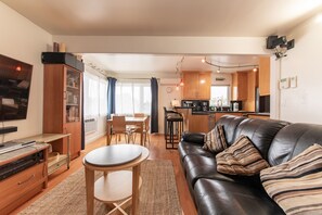 Televisio, DVD-soitin, kirjoja, videokirjasto