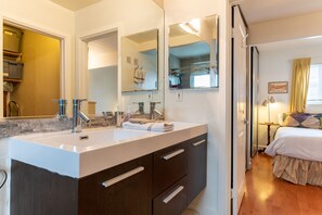 2 makuuhuonetta, silitysrauta/-lauta, ilmainen Wi-Fi, vuodevaatteet