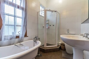 Baignoire, sĂšche-cheveux, serviettes fournies, shampoing