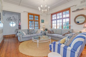 TV, caminetto, lettore DVD, libri