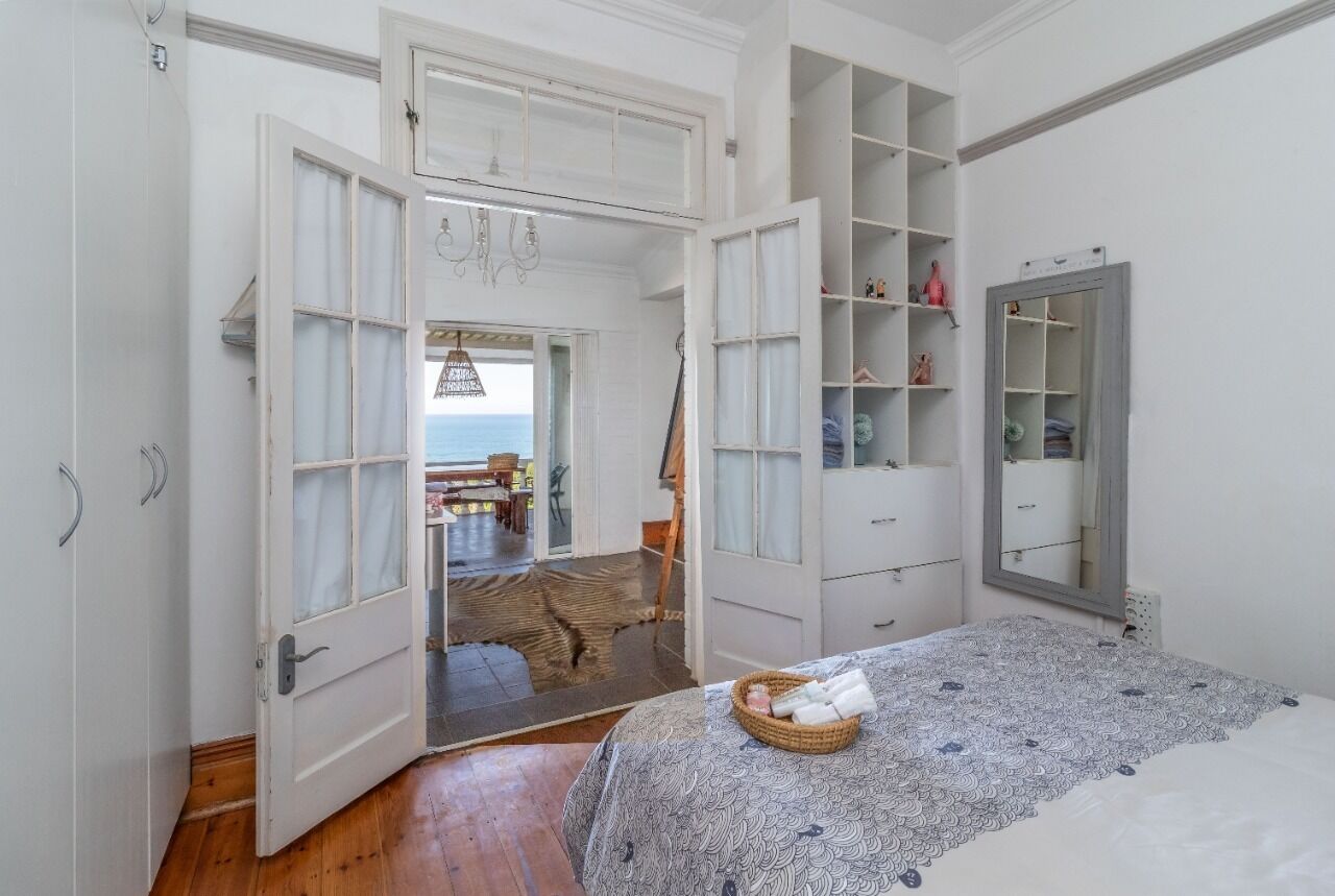 3 bedrooms, desk, iron/ironing board, travel cot