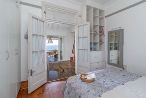 3 habitaciones, escritorio y tabla de planchar con plancha