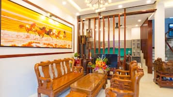 Lobby-lounge