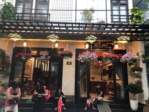A hotel entrance with a sign reading "BILL BEN" and "HAPPY NEW YEAR". - Bill Ben Homestay Hoi An (Da Nang)