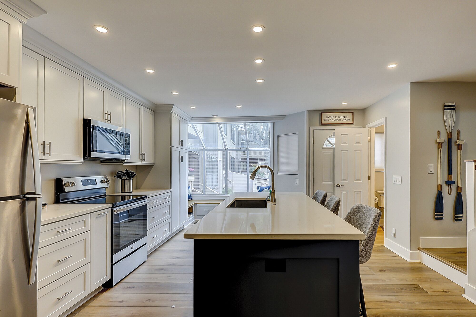 Kylskåp, mikrovågsugn, spishäll och diskmaskin