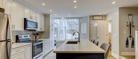 Kühlschrank, Mikrowelle, Herdplatte, Geschirrspüler