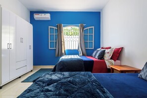 2 quartos, cofres nos quartos, ferros/tábuas de passar roupa