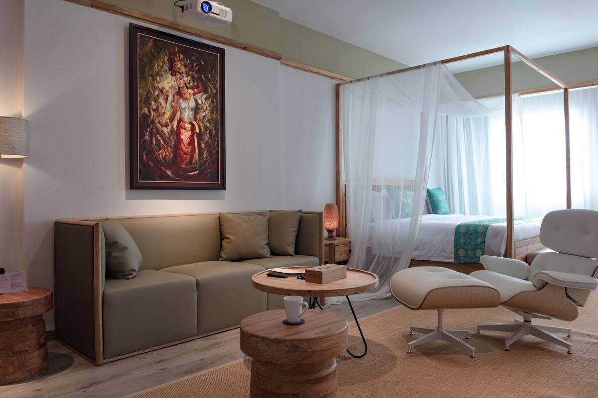 Deluxe Suite, 1 King Bed | Premium bedding, memory-foam beds, desk, blackout curtains