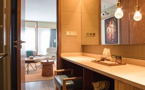 Deluxe-Suite, 1 King-Bett | Badezimmerausstattung | Dusche, Regendusche, kostenlose Toilettenartikel, Haartrockner