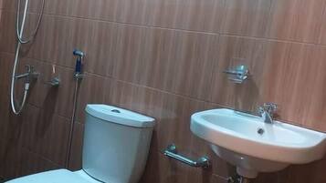 Shower, bidet, towels