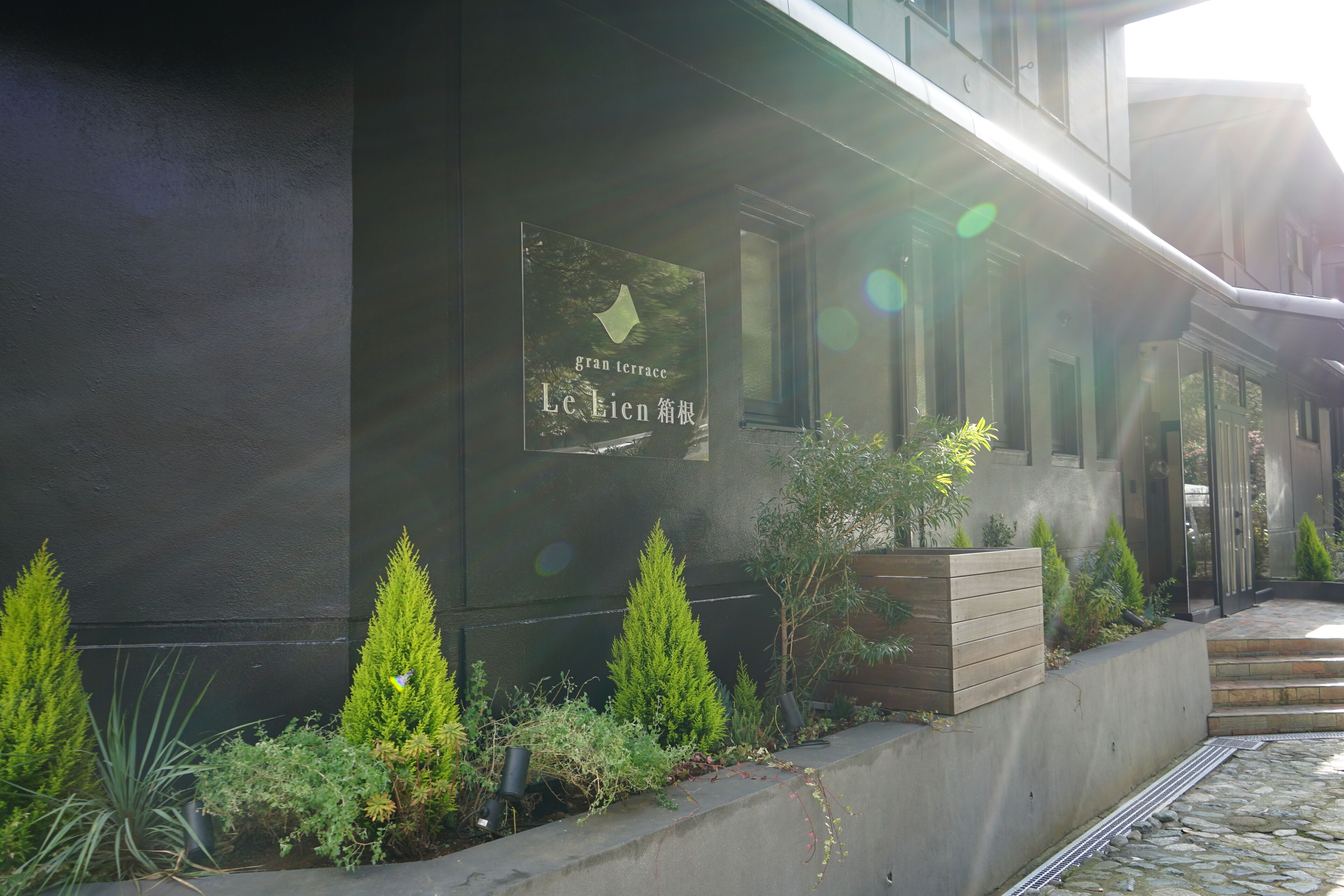 A building with a sign reading "Le Lien" and a modern architectural design.