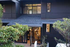 Entrada al alojamiento