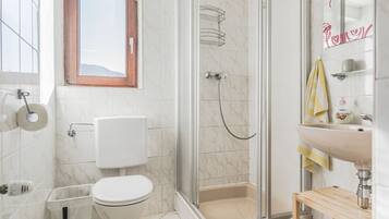Exclusive House | Bilik Mandi | Pancuran mandi, pengering rambut, tuala disediakan, sabun
