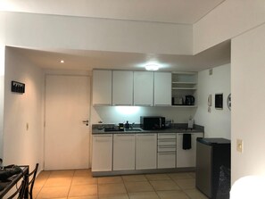 Refrigerador, microondas, cafetera/tetera, tetera/pava eléctrica