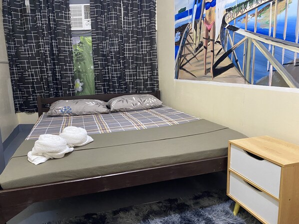 Perushuone, 1 keskisuuri parisänky, tupakointi kielletty, jaettu kylpyhuone | Ilmainen Wi-Fi, vuodevaatteet