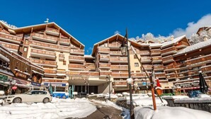 Ein Skigebiet mit mehrstöckigen Holzbauten, einem Kino und einem Restaurant.