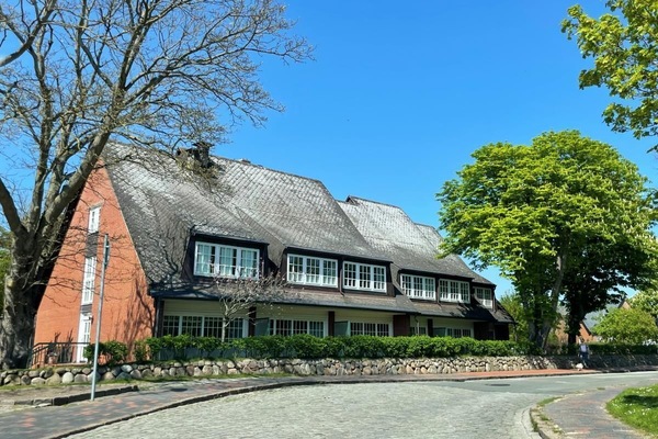 Stadler an der alten Dorfkirche