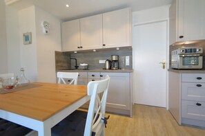 Unclassified image, 4 of 11, button - Stadler at the old village church (Sylt)