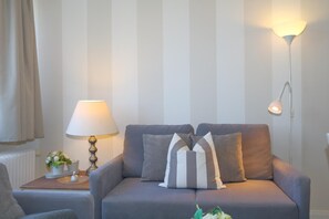 Unclassified image, 2 of 11, button - Stadler at the old village church (Sylt)