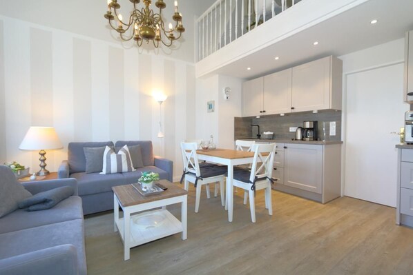 Unclassified image, 1 of 11, button - Stadler at the old village church (Sylt)