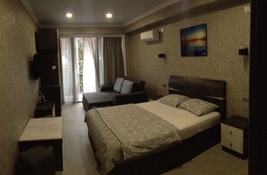 Luxury-Dreibettzimmer, 1 Queen-Bett und Schlafsofa, Balkon, eingeschränkter Meerblick | Allergikerbettwaren, laptopgeeigneter Arbeitsplatz