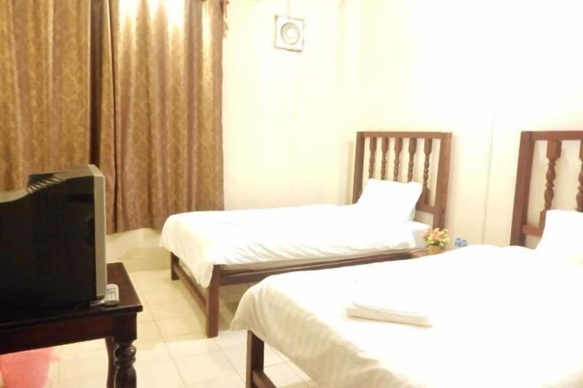 Muebles diferentes, escritorio, wifi gratis y ropa de cama