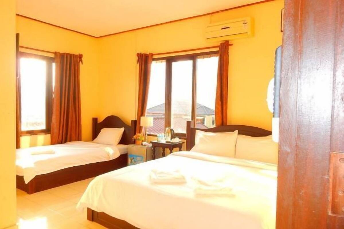 Muebles diferentes, escritorio, wifi gratis y ropa de cama