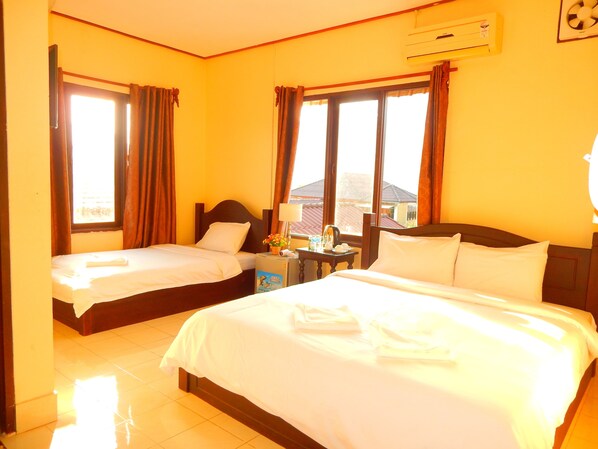 Standard Triple Room - Vang Vieng Camellia Hotel (Vang Vieng)