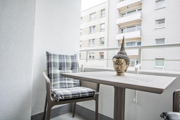 Outdoor dining - App. Ottsen - Directly opposite the "Sylter Welle" in the Haus At app. Ottsen - Directly opposite the (Sylt)