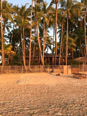 Plage privée, sable blanc, parasol, volleyball