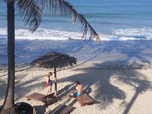 Plage privée, sable blanc, parasols, beach-volley