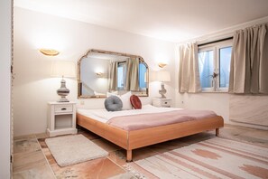 2 bedrooms, desk, WiFi, bed sheets