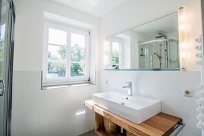 Shower, towels