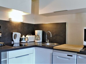 Réfrigérateur, micro-ondes, lave-vaisselle, cafetière/bouilloire