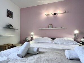 Iron/ironing board, free WiFi, bed sheets