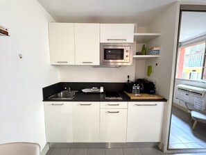 Fridge, microwave, dishwasher, coffee/tea maker