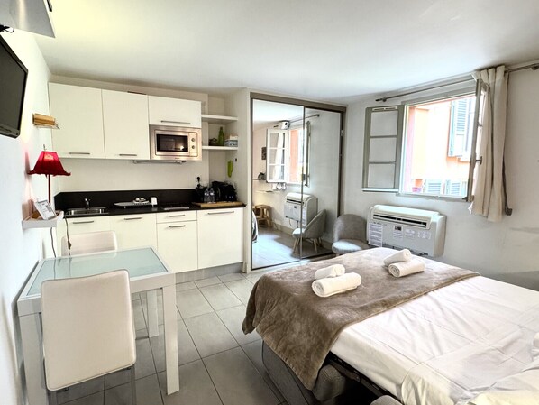 Iron/ironing board, free WiFi, bed sheets