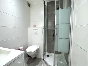 Sèche-cheveux, serviettes fournies