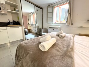 Iron/ironing board, free WiFi, bed sheets