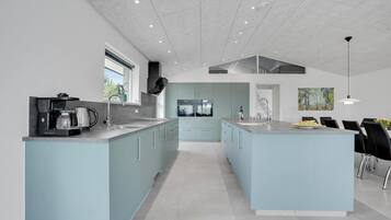 Køleskab, kogeplade, opvaskemaskine, kaffe-/temaskine