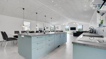 Køleskab, kogeplade, opvaskemaskine, kaffe-/temaskine