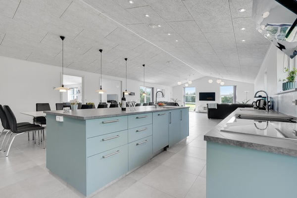 Kjøleskap, kokeplater, oppvaskmaskin og kaffetrakter/tekoker