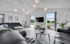 Fernseher, Tischfußball, Tischtennisplatte