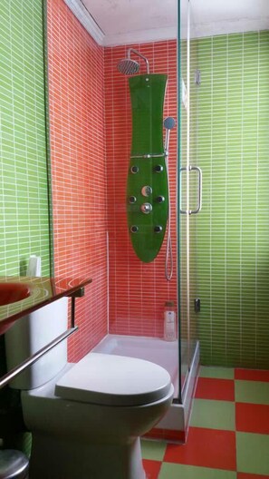 Family Quadruple Room (10) | Bathroom