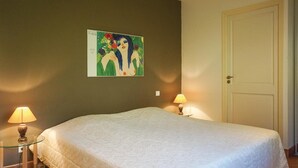 Room - Beautiful home in Pierrerue (Pierrerue)