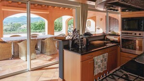 Private kitchen - Beautiful home in Pierrerue (Pierrerue)