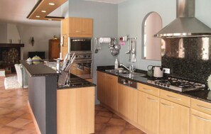 Fridge, microwave, stovetop, dishwasher - Beautiful home in Pierrerue (Pierrerue)